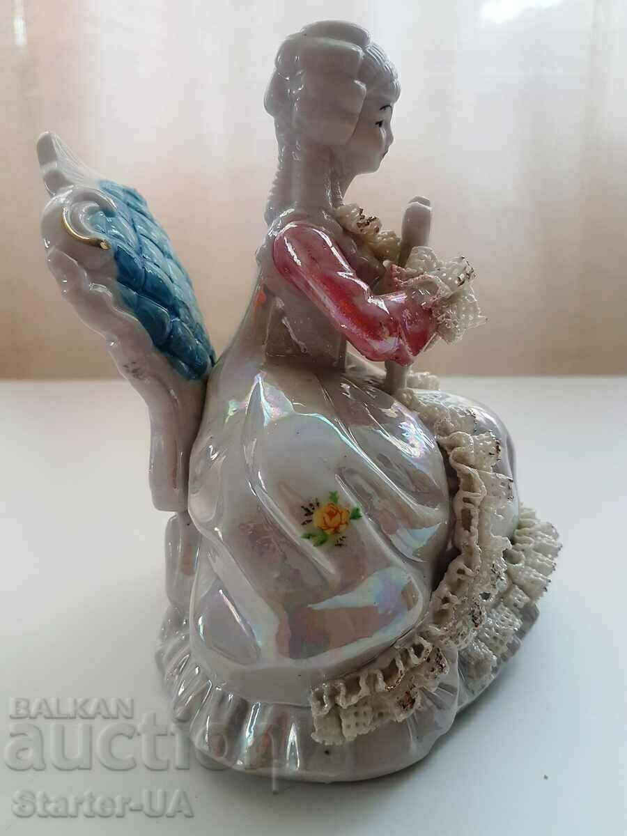 EXCELENTĂ FIGURĂ DE PORCELAN DE EPOCA "MUZICIAN PE Fotoliu" cu preț 21.00 BGN | € 10.74 EXCELENTĂ FIGURĂ DE PORCELAN DE EPOCA "MUZICIAN PE Fotoliu" cu preț 21.00 BGN | € 10.74