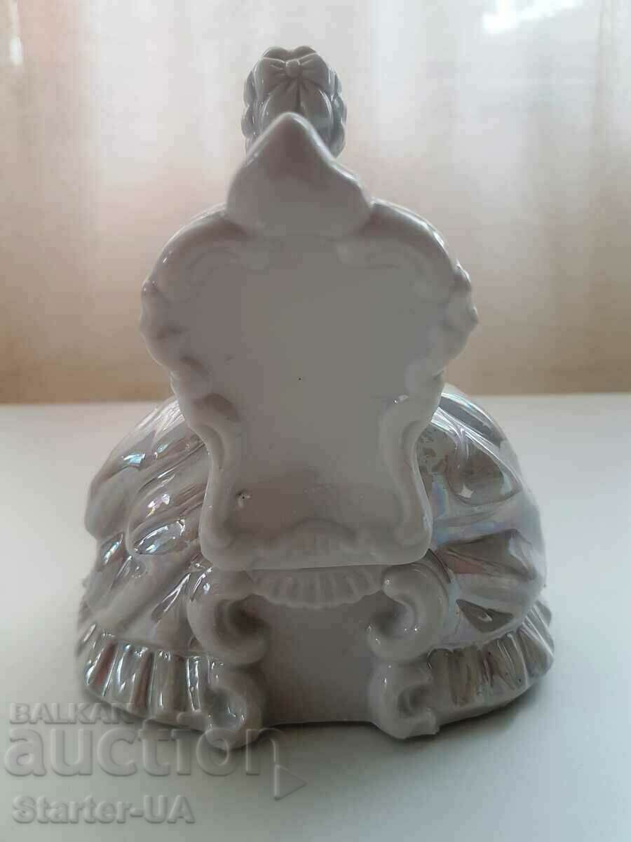 Licitație EXCELENTĂ FIGURĂ DE PORCELAN DE EPOCA "MUZICIAN PE Fotoliu" Licitație EXCELENTĂ FIGURĂ DE PORCELAN DE EPOCA "MUZICIAN PE Fotoliu"