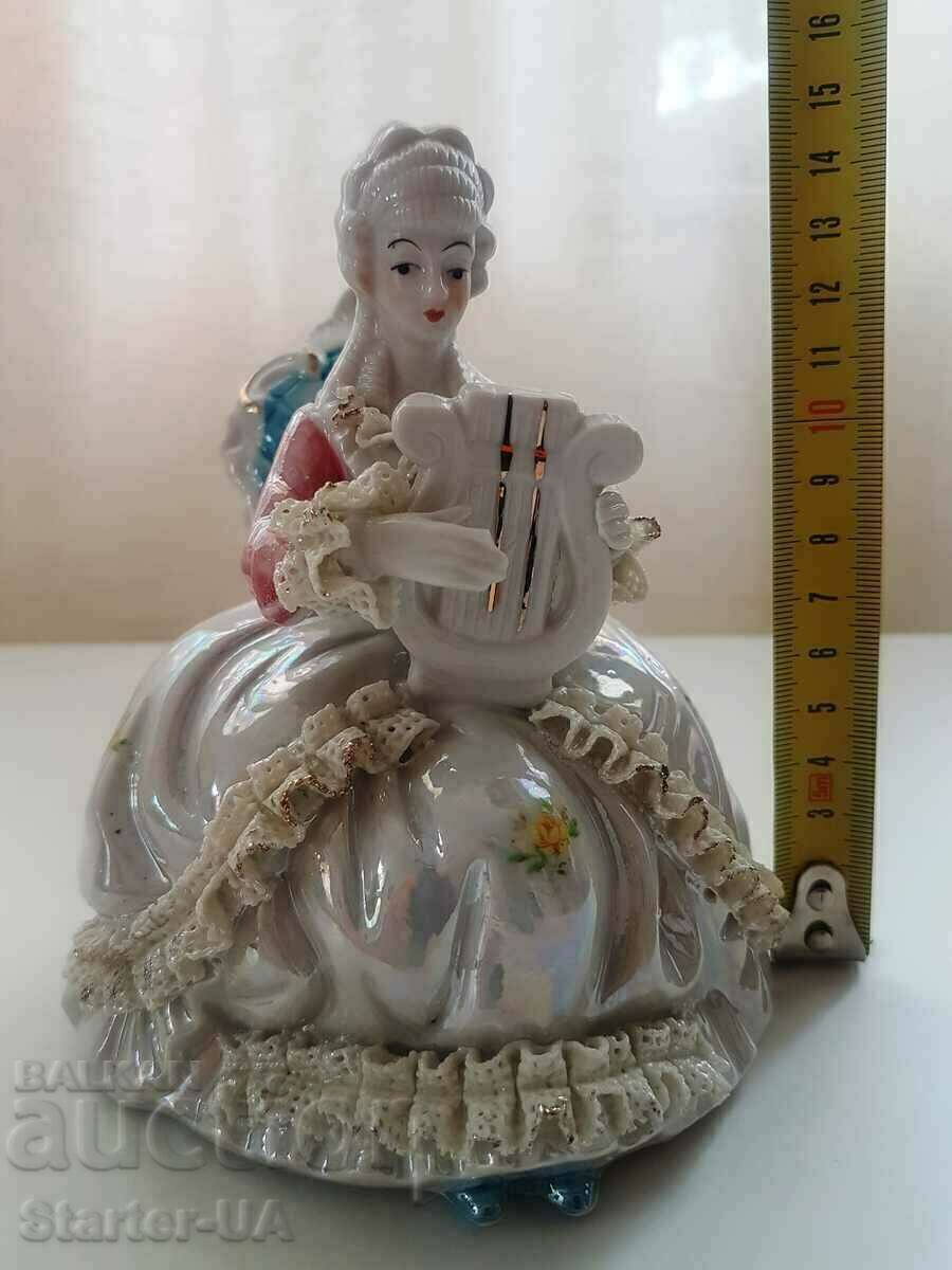 EXCELENTĂ FIGURĂ DE PORCELAN DE EPOCA "MUZICIAN PE Fotoliu" - 6 EXCELENTĂ FIGURĂ DE PORCELAN DE EPOCA "MUZICIAN PE Fotoliu" - 6