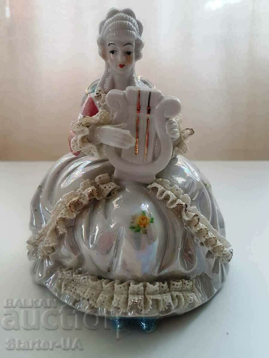 EXCELENTĂ FIGURĂ DE PORCELAN DE EPOCA "MUZICIAN PE Fotoliu" EXCELENTĂ FIGURĂ DE PORCELAN DE EPOCA "MUZICIAN PE Fotoliu"