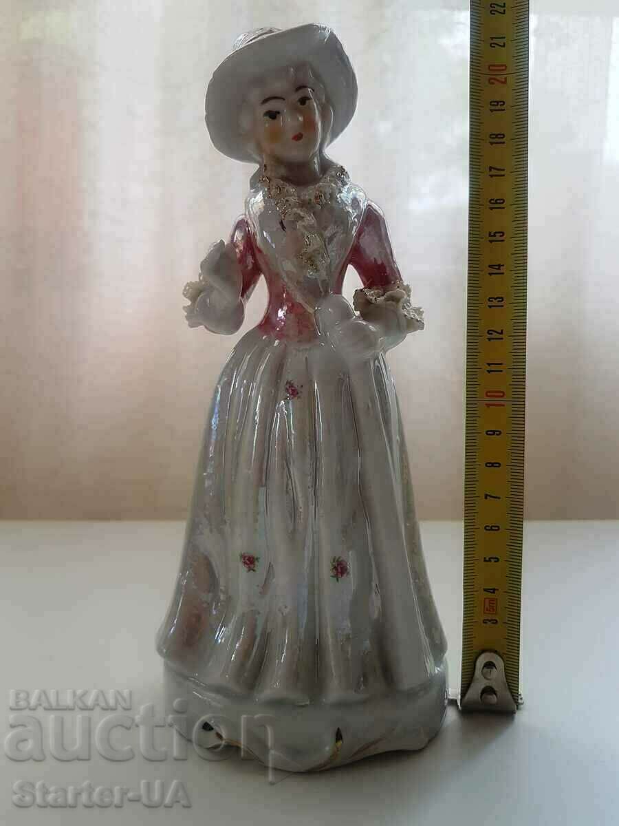 EXCELLENT VINTAGE PORCELAIN FIGURE OF A LADY. - 6 EXCELLENT VINTAGE PORCELAIN FIGURE OF A LADY. - 6