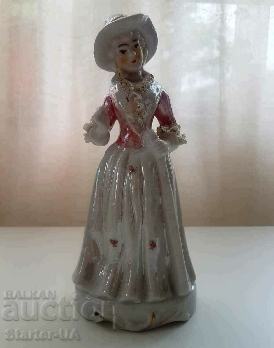 EXCELLENT VINTAGE PORCELAIN FIGURE OF A LADY. EXCELLENT VINTAGE PORCELAIN FIGURE OF A LADY.