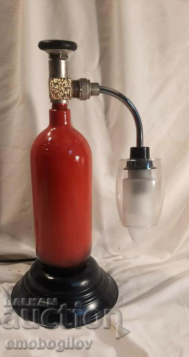 Lampă ART dintr-o sticlă de oxigen