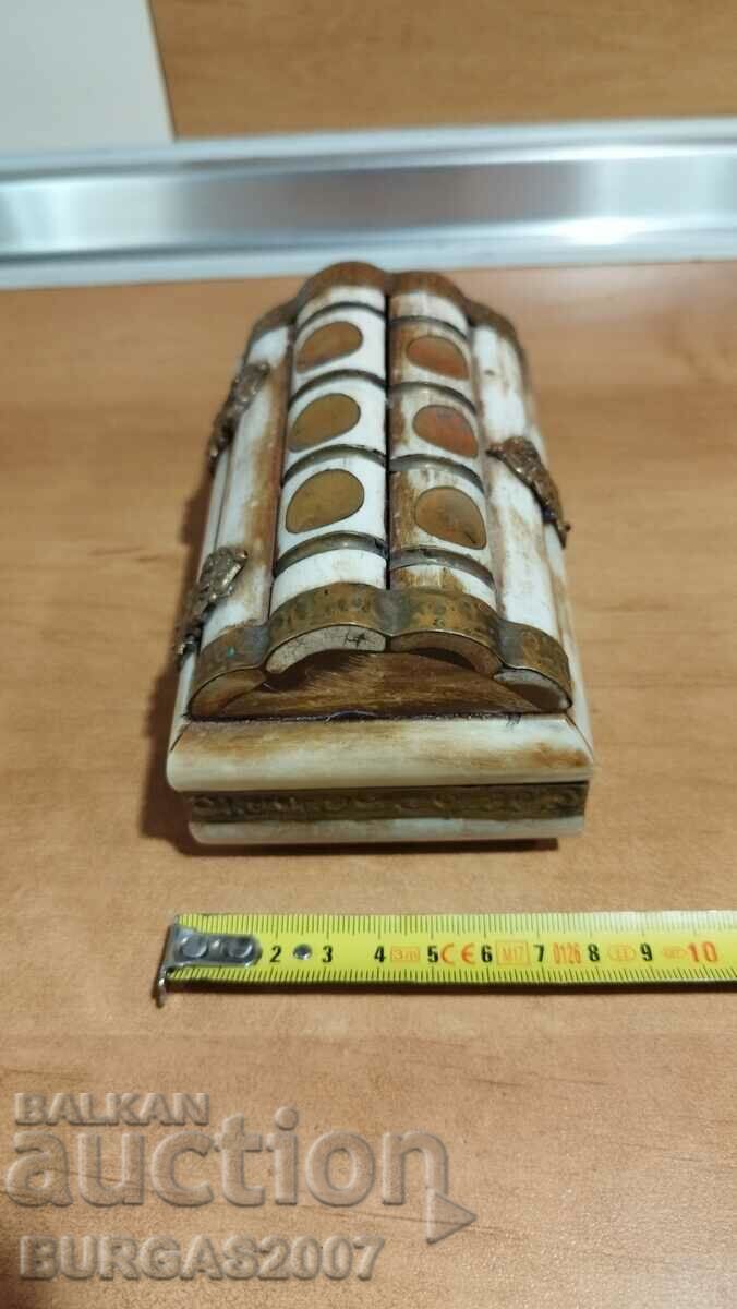 Ένα μεγάλο κουτί από κόκαλο με τιμή 80.00 BGN | € 40.90 Ένα μεγάλο κουτί από κόκαλο με τιμή 80.00 BGN | € 40.90