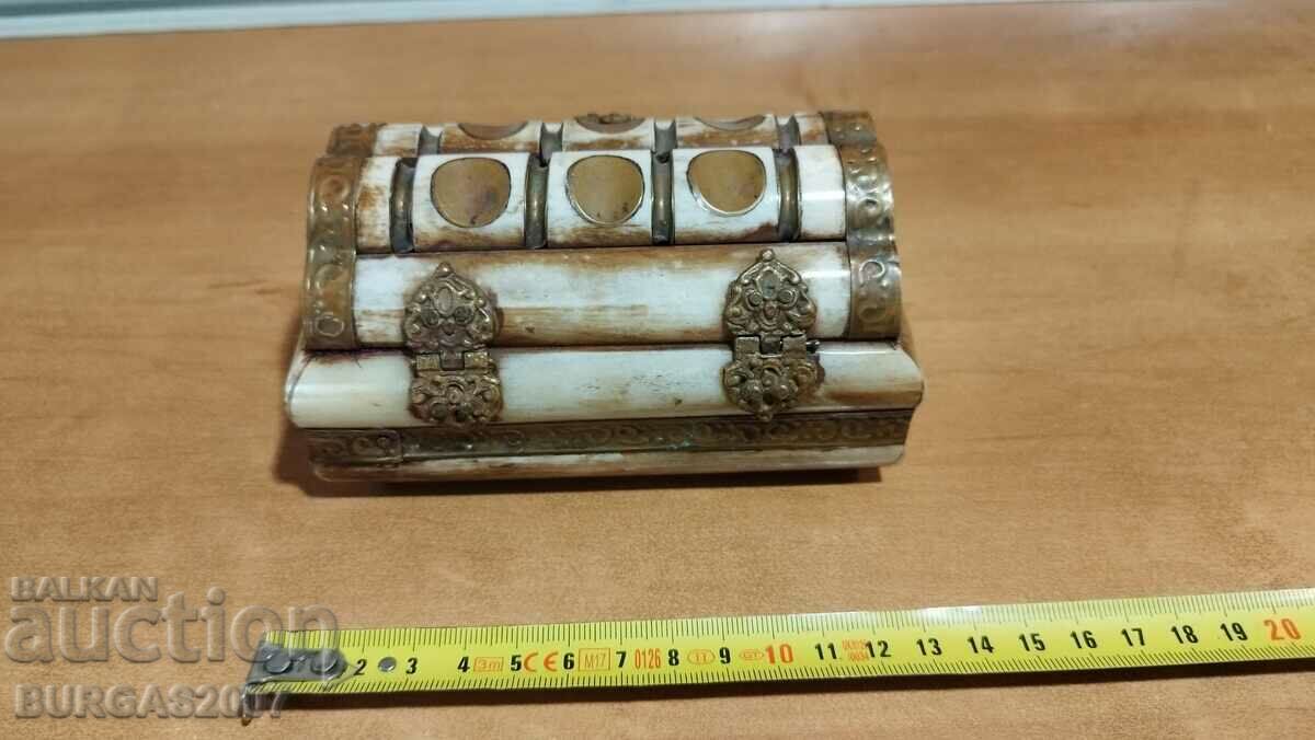 Δημοπρασία Ένα μεγάλο κουτί από κόκαλο Δημοπρασία Ένα μεγάλο κουτί από κόκαλο