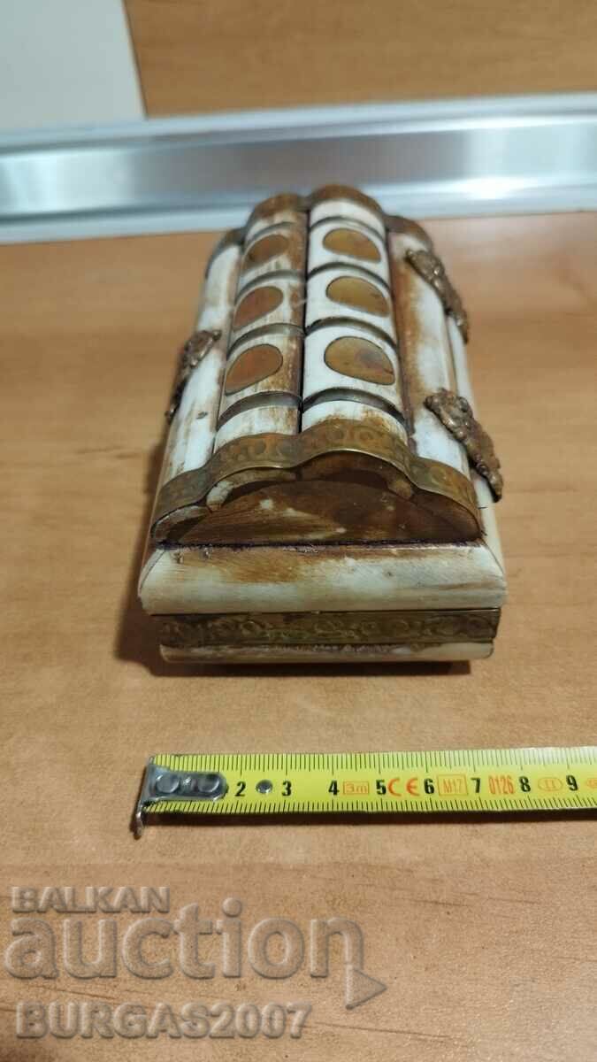 Παράδοση Ένα μεγάλο κουτί από κόκαλο Παράδοση Ένα μεγάλο κουτί από κόκαλο