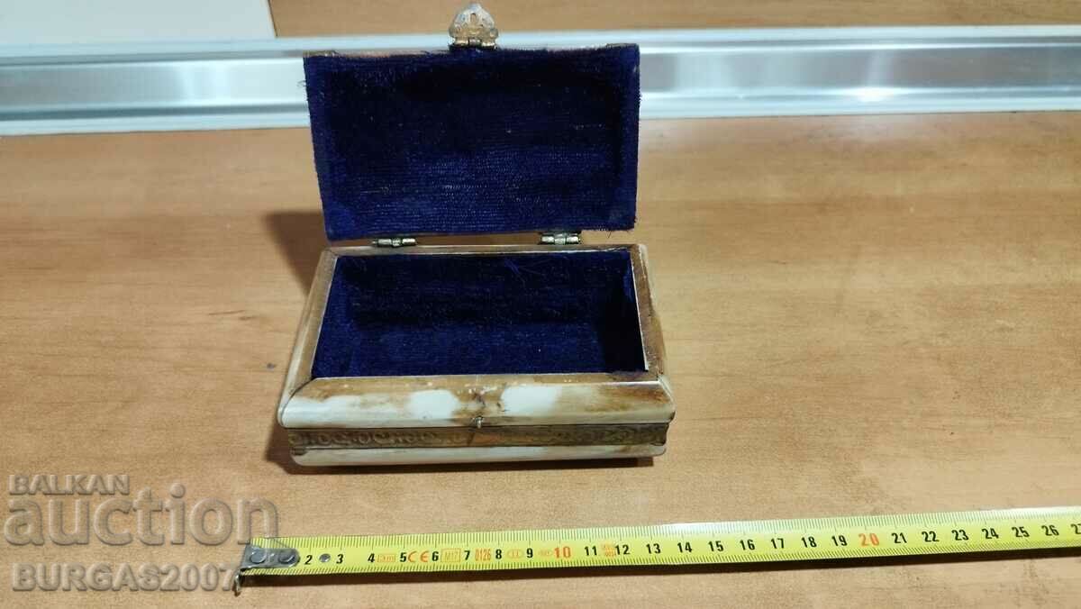 Ένα μεγάλο κουτί από κόκαλο - 5 Ένα μεγάλο κουτί από κόκαλο - 5