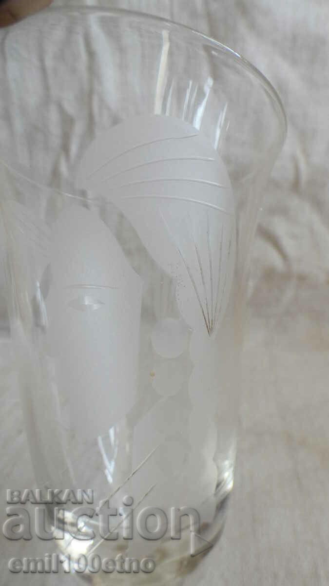 Πολύ παλιό γυάλινο κύπελλο με χαραγμένο γυναικείο πρόσωπο στο προφίλ με τιμή 12.00 BGN | € 6.14 Πολύ παλιό γυάλινο κύπελλο με χαραγμένο γυναικείο πρόσωπο στο προφίλ με τιμή 12.00 BGN | € 6.14