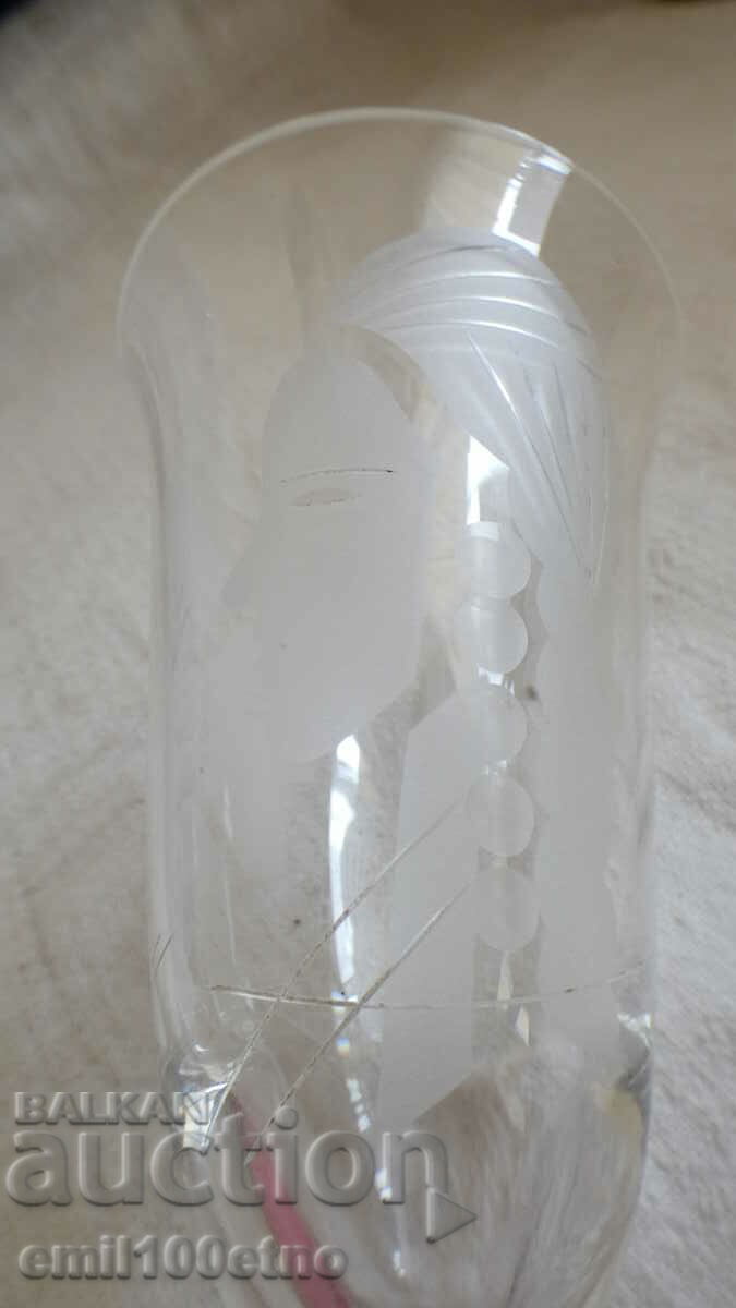 Δημοπρασία Πολύ παλιό γυάλινο κύπελλο με χαραγμένο γυναικείο πρόσωπο στο προφίλ Δημοπρασία Πολύ παλιό γυάλινο κύπελλο με χαραγμένο γυναικείο πρόσωπο στο προφίλ