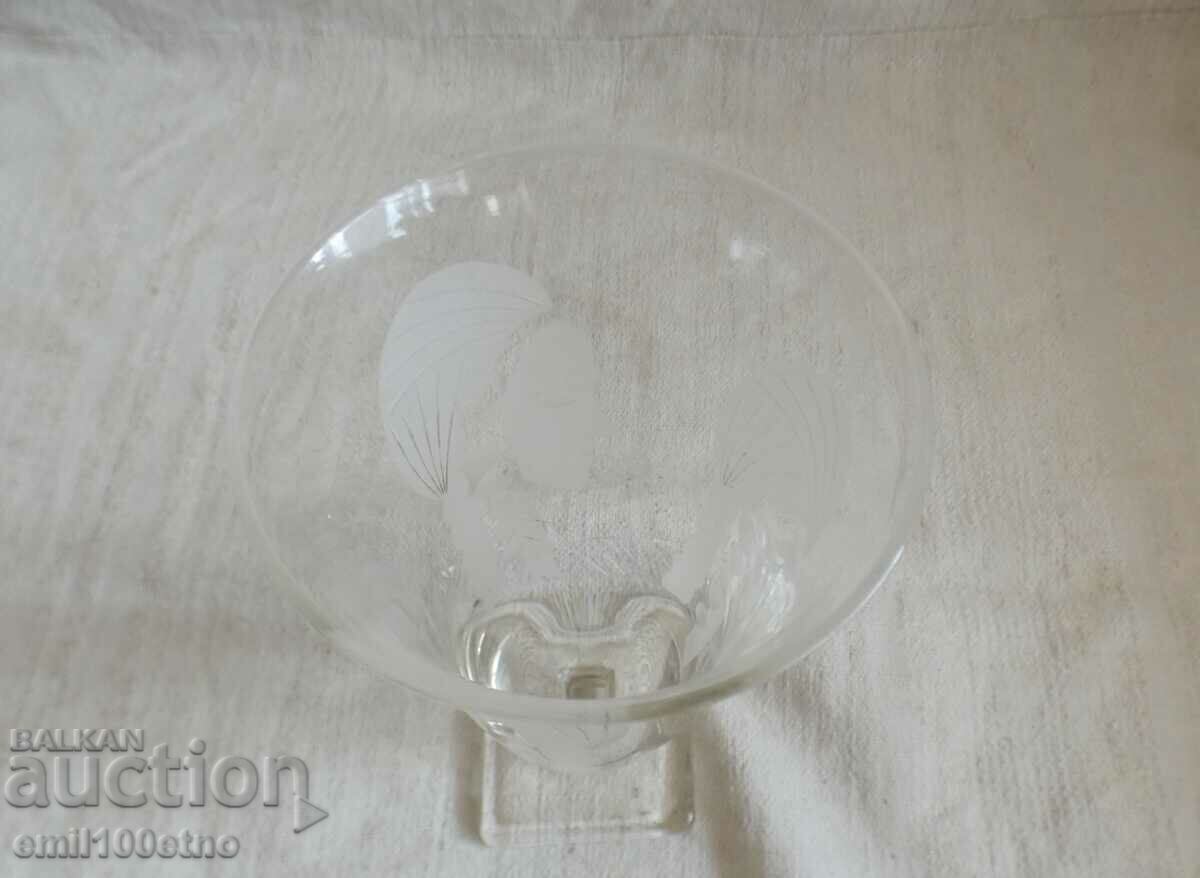 Παράδοση Πολύ παλιό γυάλινο κύπελλο με χαραγμένο γυναικείο πρόσωπο στο προφίλ Παράδοση Πολύ παλιό γυάλινο κύπελλο με χαραγμένο γυναικείο πρόσωπο στο προφίλ