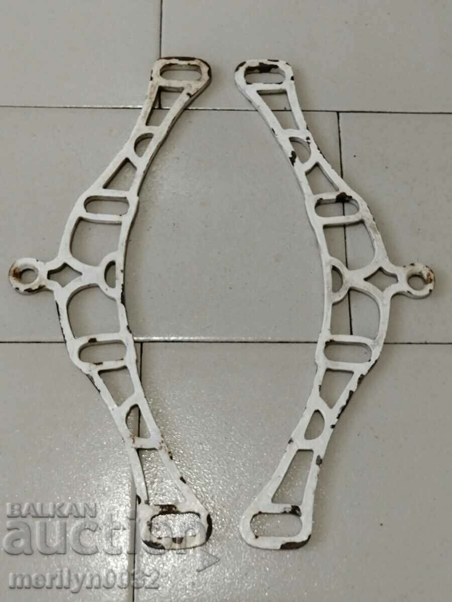 Two cast iron racks embossed cast iron - 6 Two cast iron racks embossed cast iron - 6