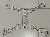 Două suporturi din fontă fontă în relief