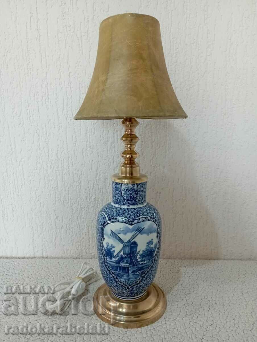 Красива старинна порцеланова лампа