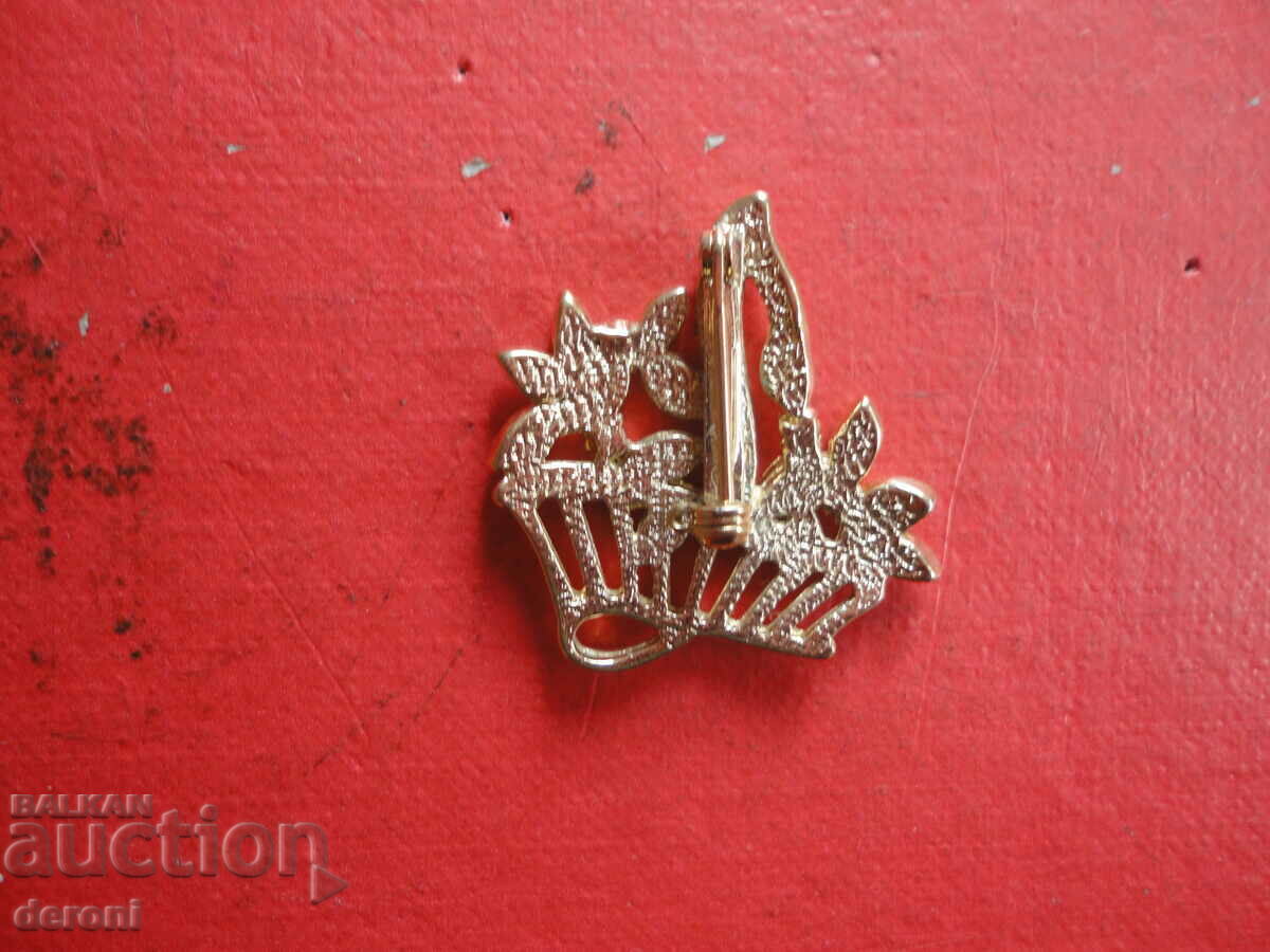 Auction Great gold plated brooch with 41 stones Auction Great gold plated brooch with 41 stones