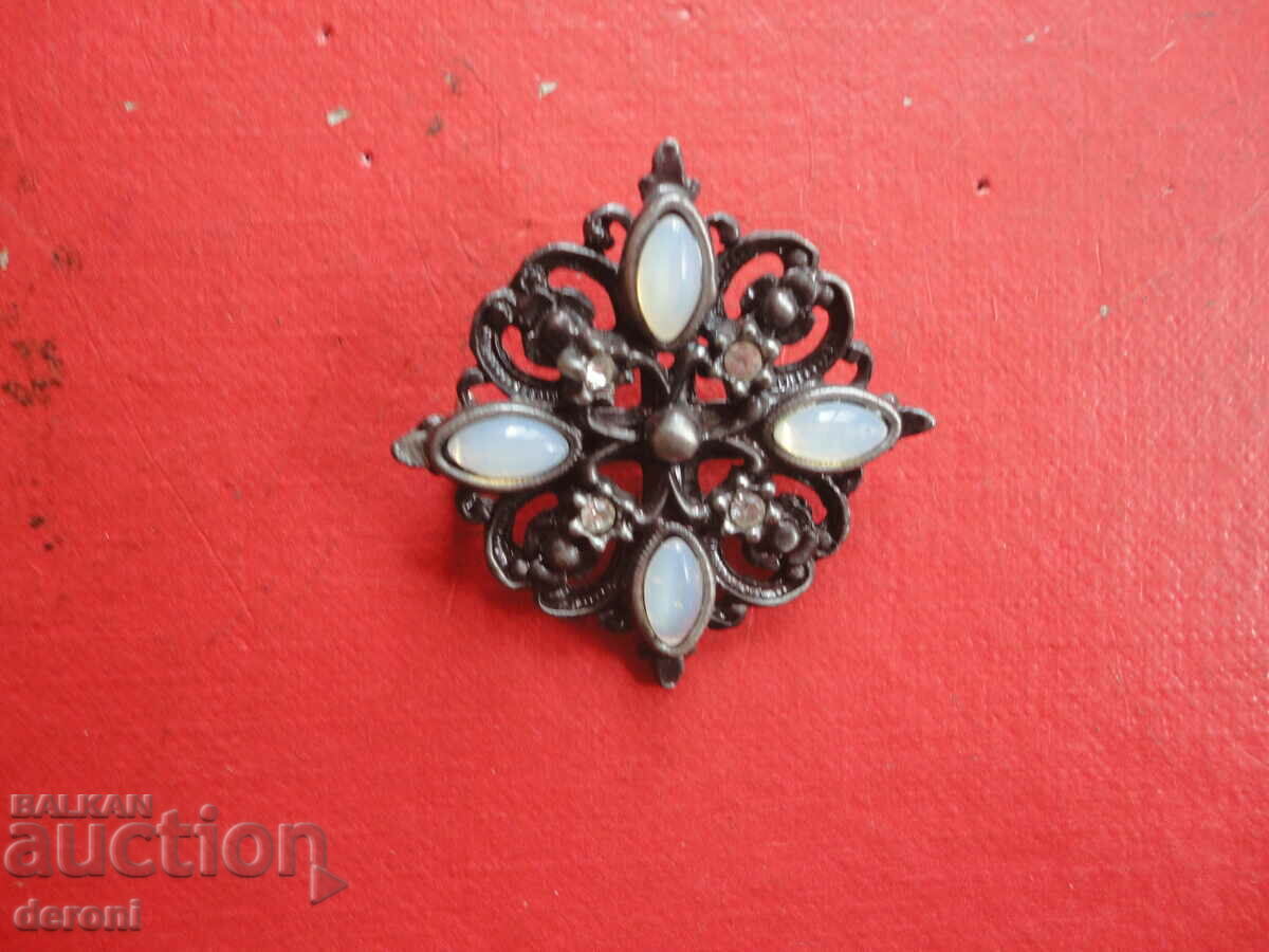 Παράδοση Υπέροχη καρφίτσα με 44 πέτρες