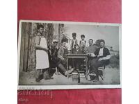 Regatul Bulgariei - în cârciuma din sat, o fotografie veche din anii 1930