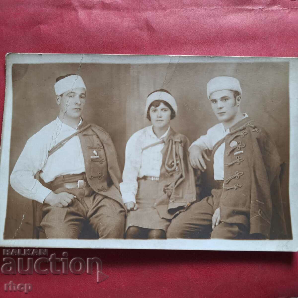 Tineri cu uniforme și semnul companiei Young Sofia, anii 1930