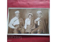 Νέοι άνδρες με στολές και το σήμα της εταιρείας Young Sofia, δεκαετία του 1930