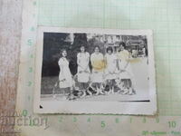 Снимка на пет девойки пред "Стъклената будка - Русе"