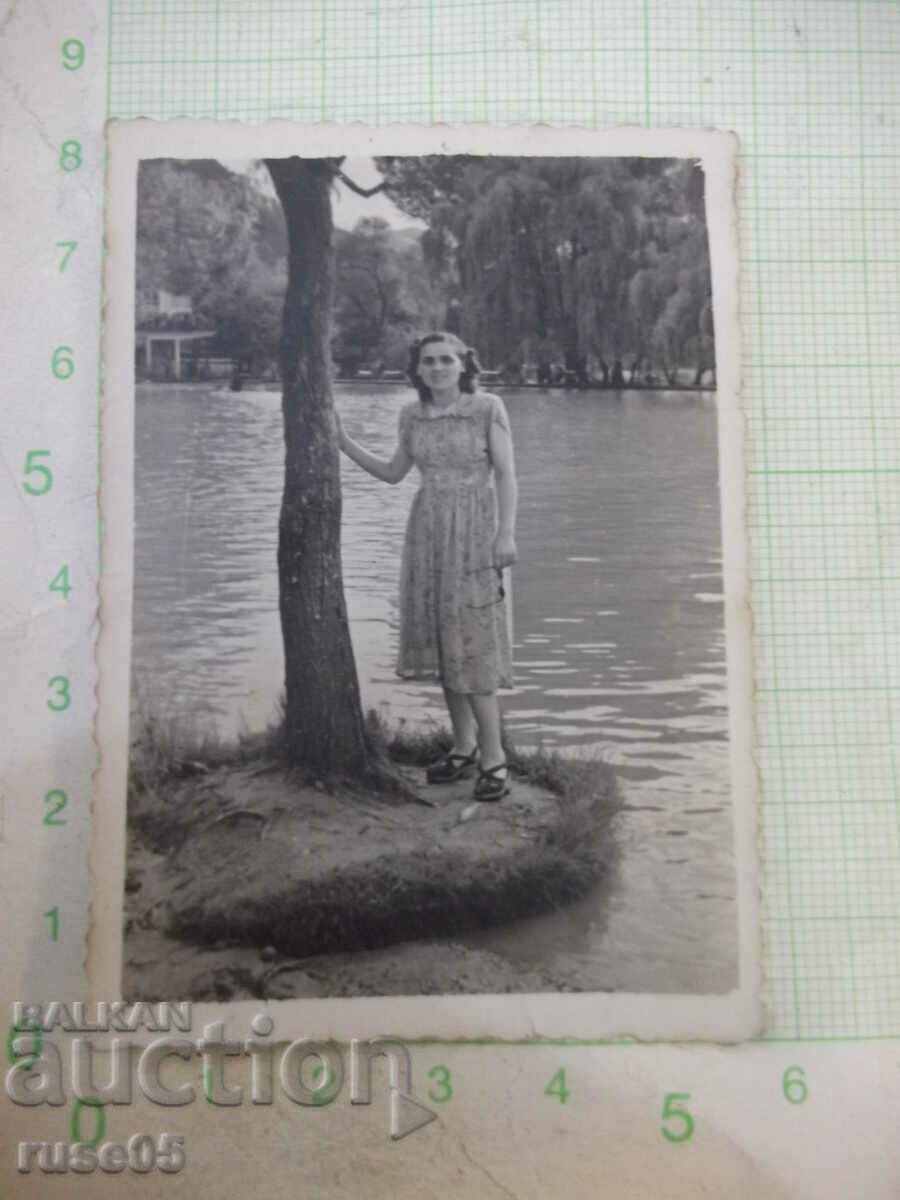 Снимка на девойка на езерото до дърво на "Текето - Русе"