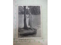 Poza unei fete pe lac lângă un copac pe „Teketo - Ruse”