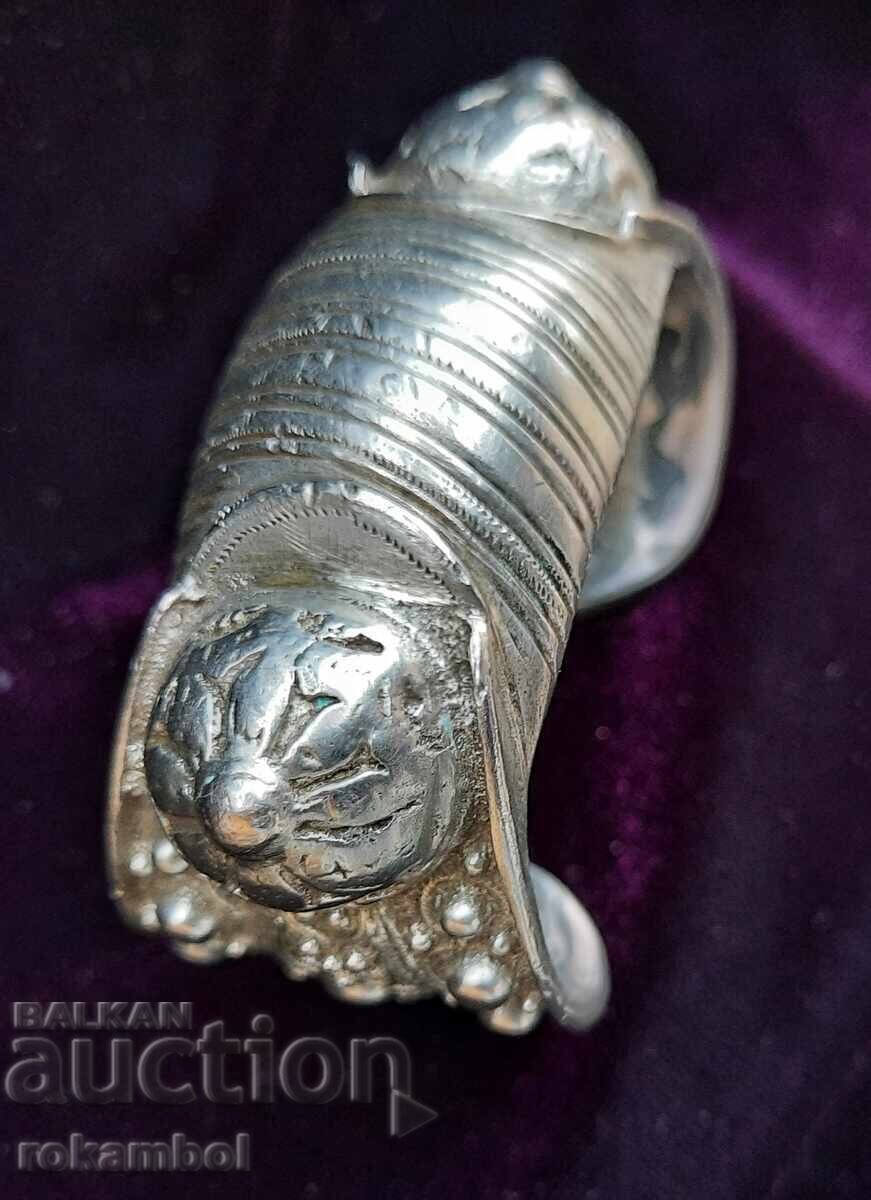 Delivery of Renaissance silver slingshot bracelet. Delivery of Renaissance silver slingshot bracelet.