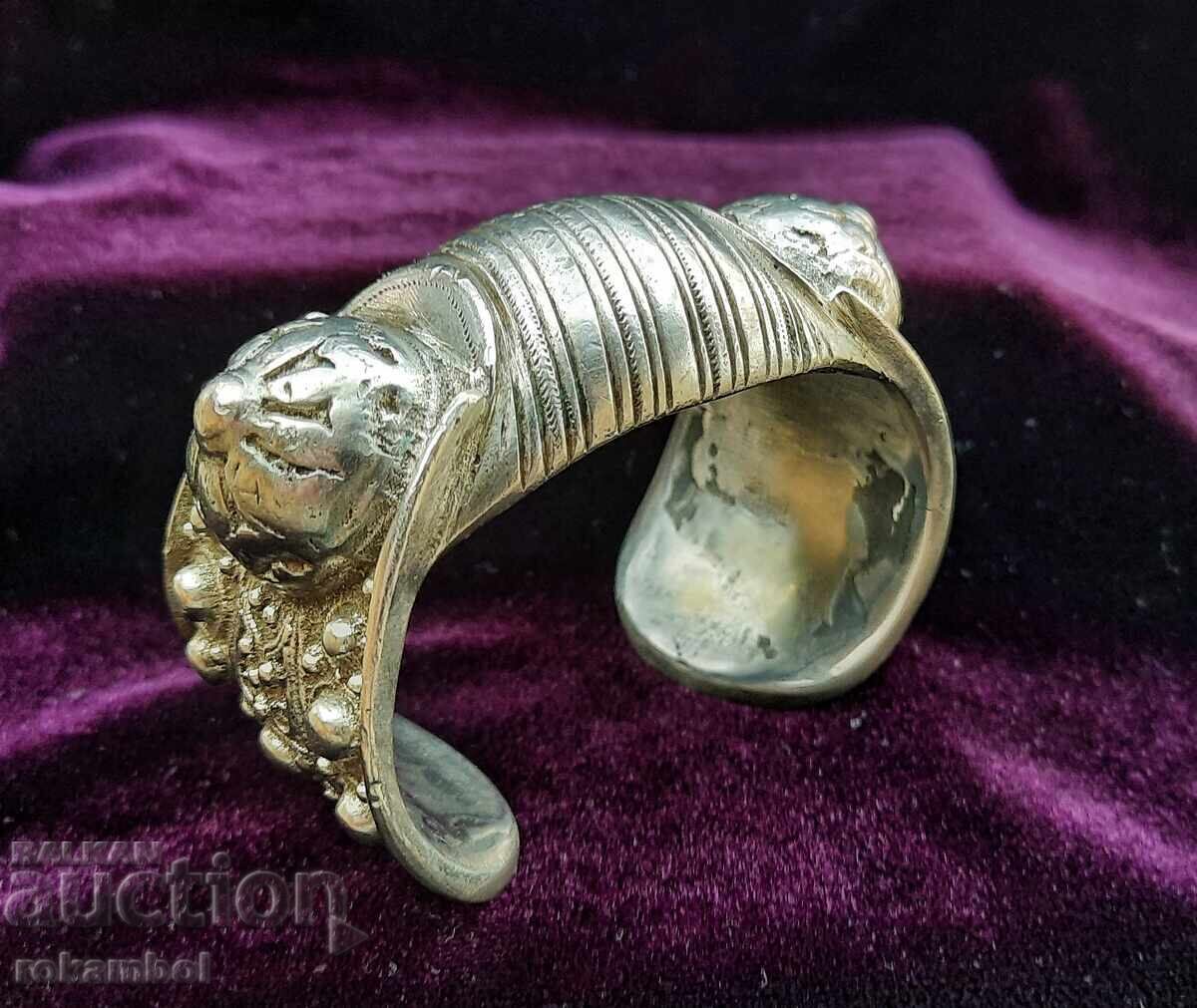 Renaissance silver slingshot bracelet. Renaissance silver slingshot bracelet.