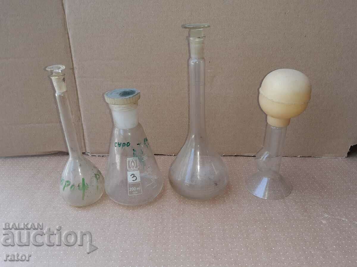 Flasks and others - 4 pieces. Laboratory glassware