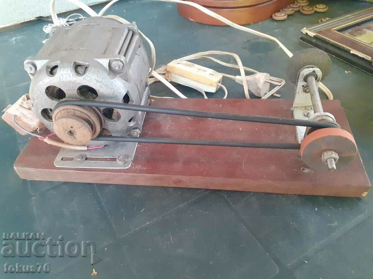 Παλιός ηλεκτρικός μύλος για μικρά και λεπτά αντικείμενα με τιμή 69.00 BGN | € 35.28 Παλιός ηλεκτρικός μύλος για μικρά και λεπτά αντικείμενα με τιμή 69.00 BGN | € 35.28