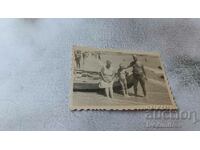 Снимка Мъж жена и момче до лодка на брега на морето 1949