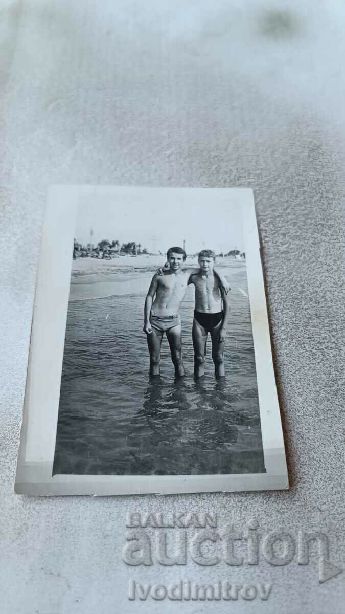 Fotografie Burgas Doi băieți în costume de baie pe plajă 1968