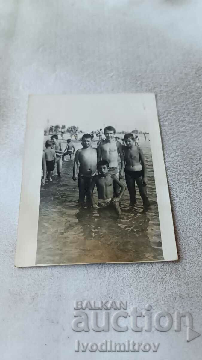 Dna Burgas Patru băieți în costume de baie pe plajă 1968