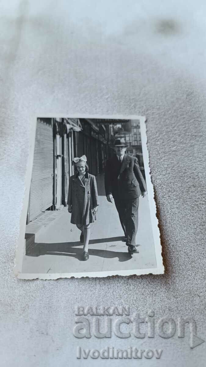 Снимка София Мъж и момиче на разходка