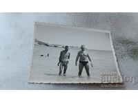Fotografie Burgas Doi bărbați în costume de baie pe plajă