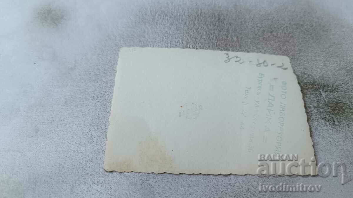 Снимка Бургасъ Двама мъже на плажа с цена 2.65 лв. | € 1.35 Снимка Бургасъ Двама мъже на плажа с цена 2.65 лв. | € 1.35