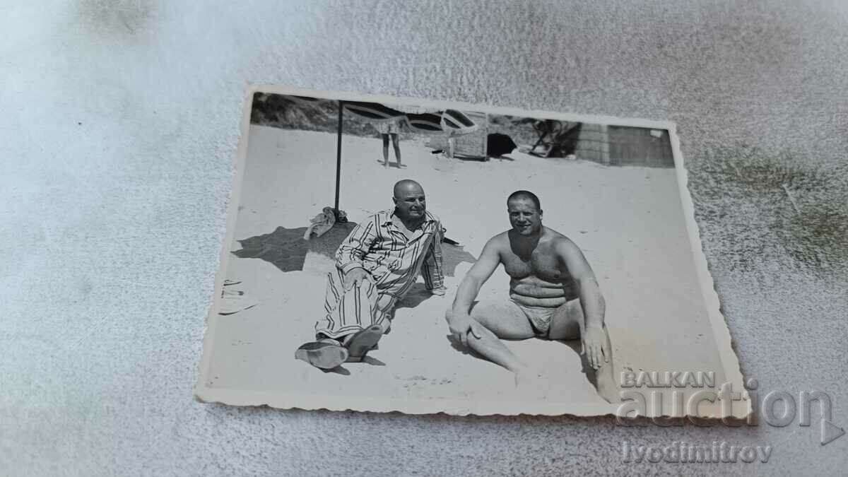 Φωτογραφία Μπουργκάς Δύο άνδρες στην παραλία