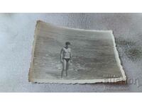 Fotografie Tânăr în costum de baie pe plajă