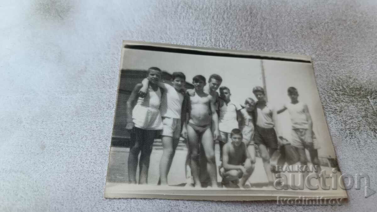 Photo Young people in swimsuits on the pier
