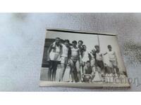 Photo Young people in swimsuits on the pier