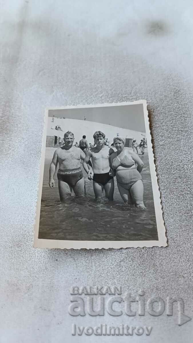 Fotografie Nessebar Bărbat, femeie și tânăr pe malul mării 1954