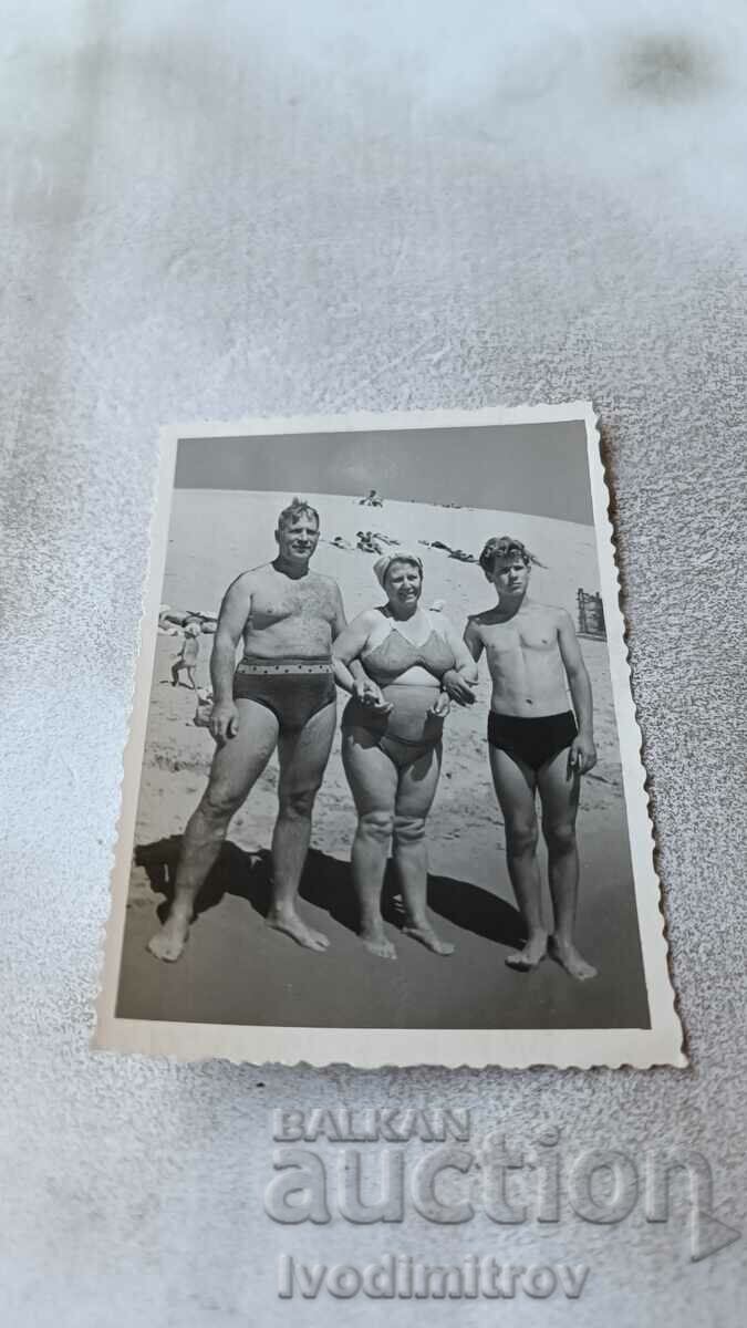 Снимка Несебър Мъж жена и младеж на брега на морето 1954
