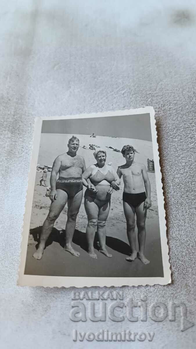 Φωτογραφία Nessebar Άνδρας, γυναίκα και νεαρός άνδρας στην παραλία 1954