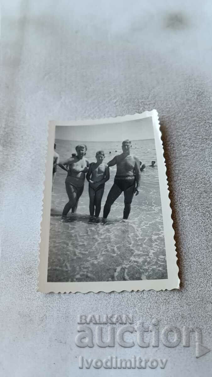 С-ка Св. Константин Мъж жена и момче на брега на морето 1952