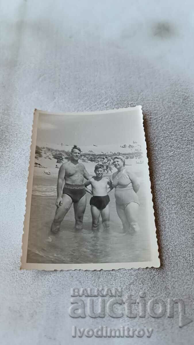 Fotografie Nessebar Bărbat, femeie și băiat pe plajă 1951