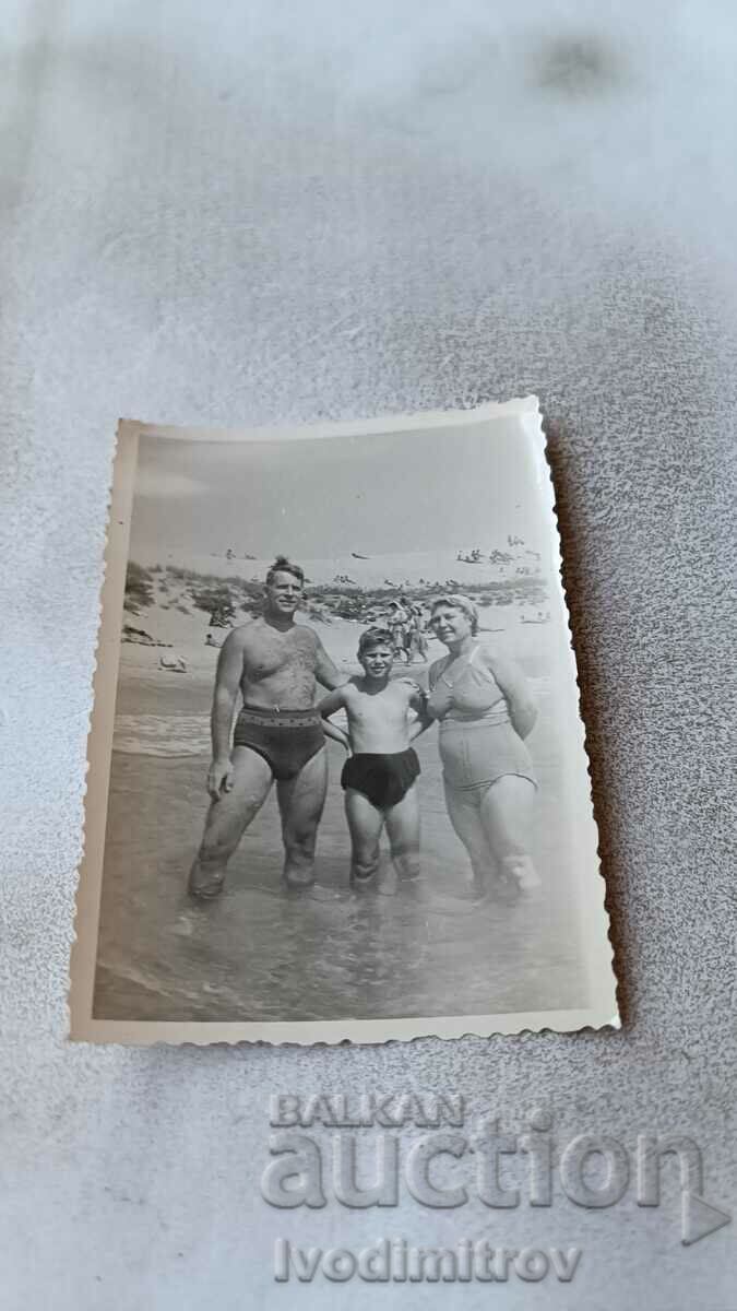 Снимка Несебър Мъж жена и момче на брега на морето 1951