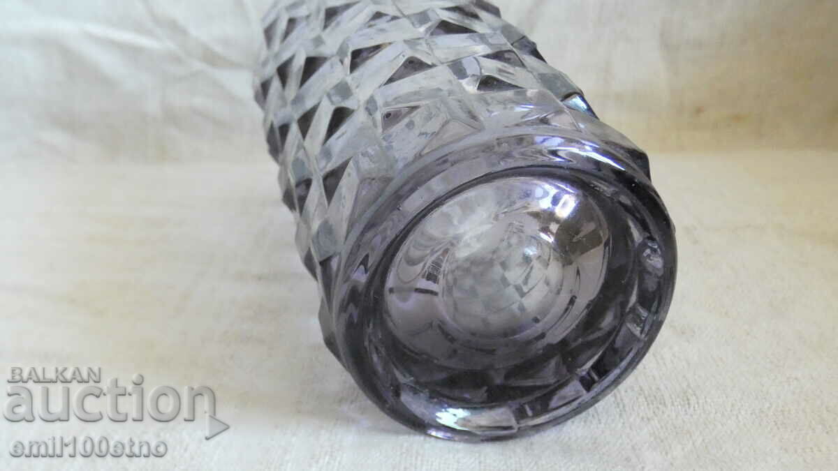 Auction  Vase of solid colored glass from soca