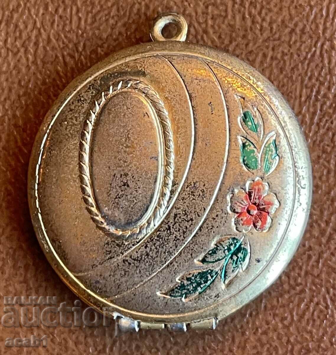 Medallion with space for photos