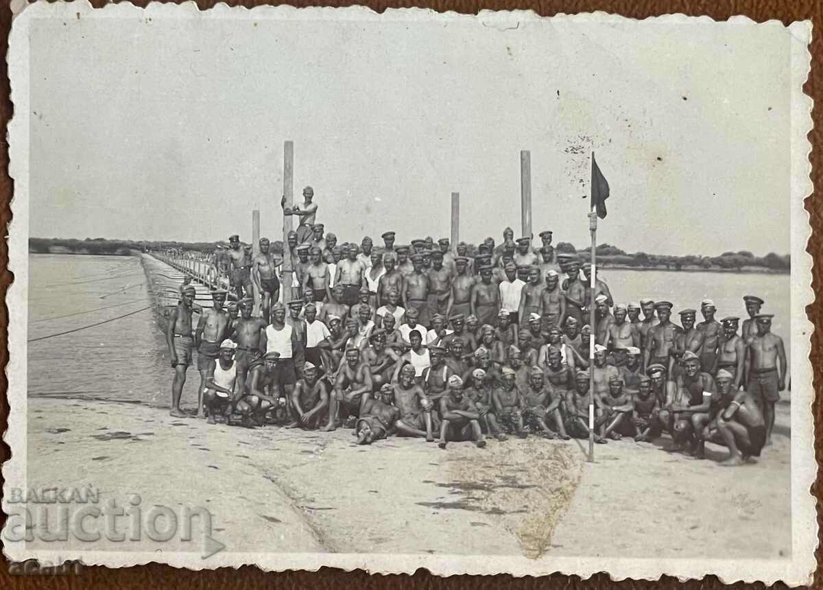 Soldiers in front of Pontoon