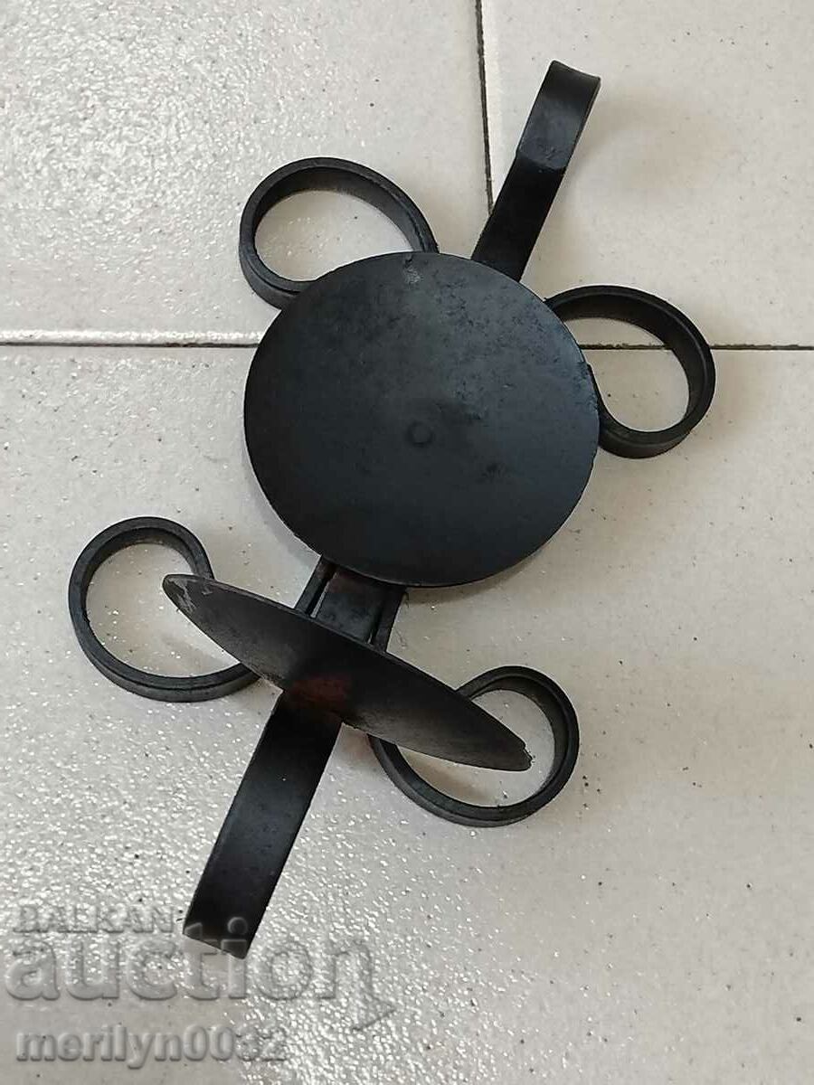 Lampă veche de sfeșnic din fier forjat cu preț 36.00 BGN | € 18.41 Lampă veche de sfeșnic din fier forjat cu preț 36.00 BGN | € 18.41