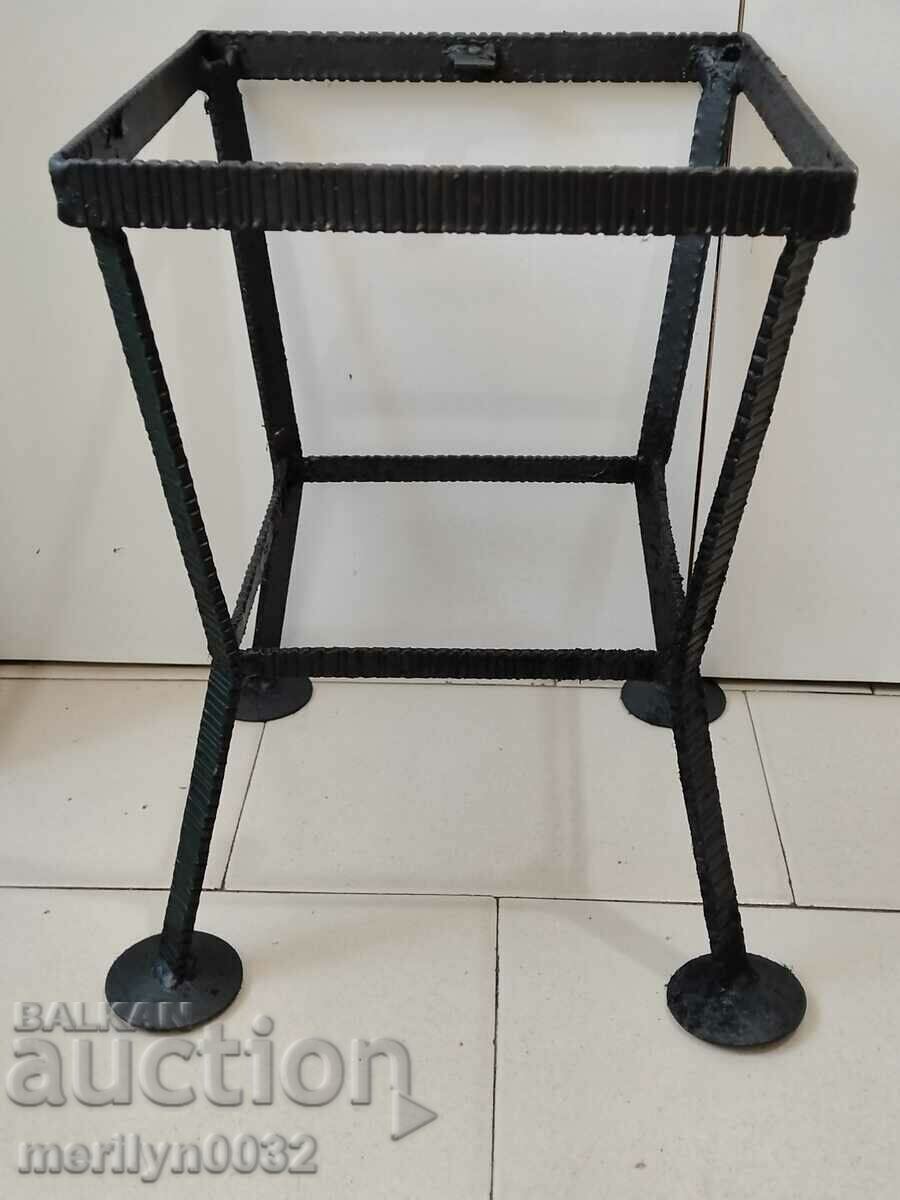 Μεταλλικό σκαμπό τραπεζάκι σαλονιού από σφυρήλατο σίδερο με τιμή 52.00 BGN | € 26.59 Μεταλλικό σκαμπό τραπεζάκι σαλονιού από σφυρήλατο σίδερο με τιμή 52.00 BGN | € 26.59